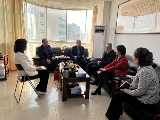 奎文區(qū)工信局王營勃局長率隊蒞臨威龍電子商務(wù)科技有限公司考察交流